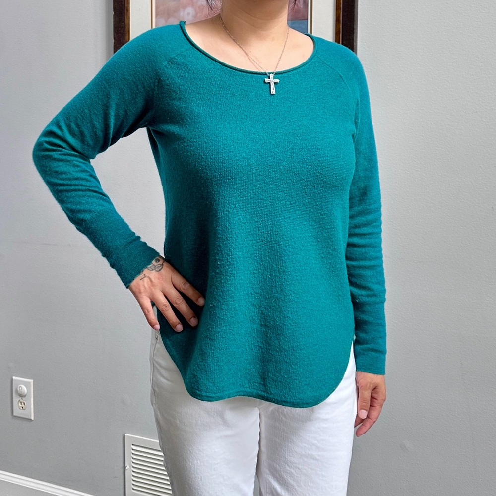 Tahari 100% extrafine merino wool long sleeve sweater size L